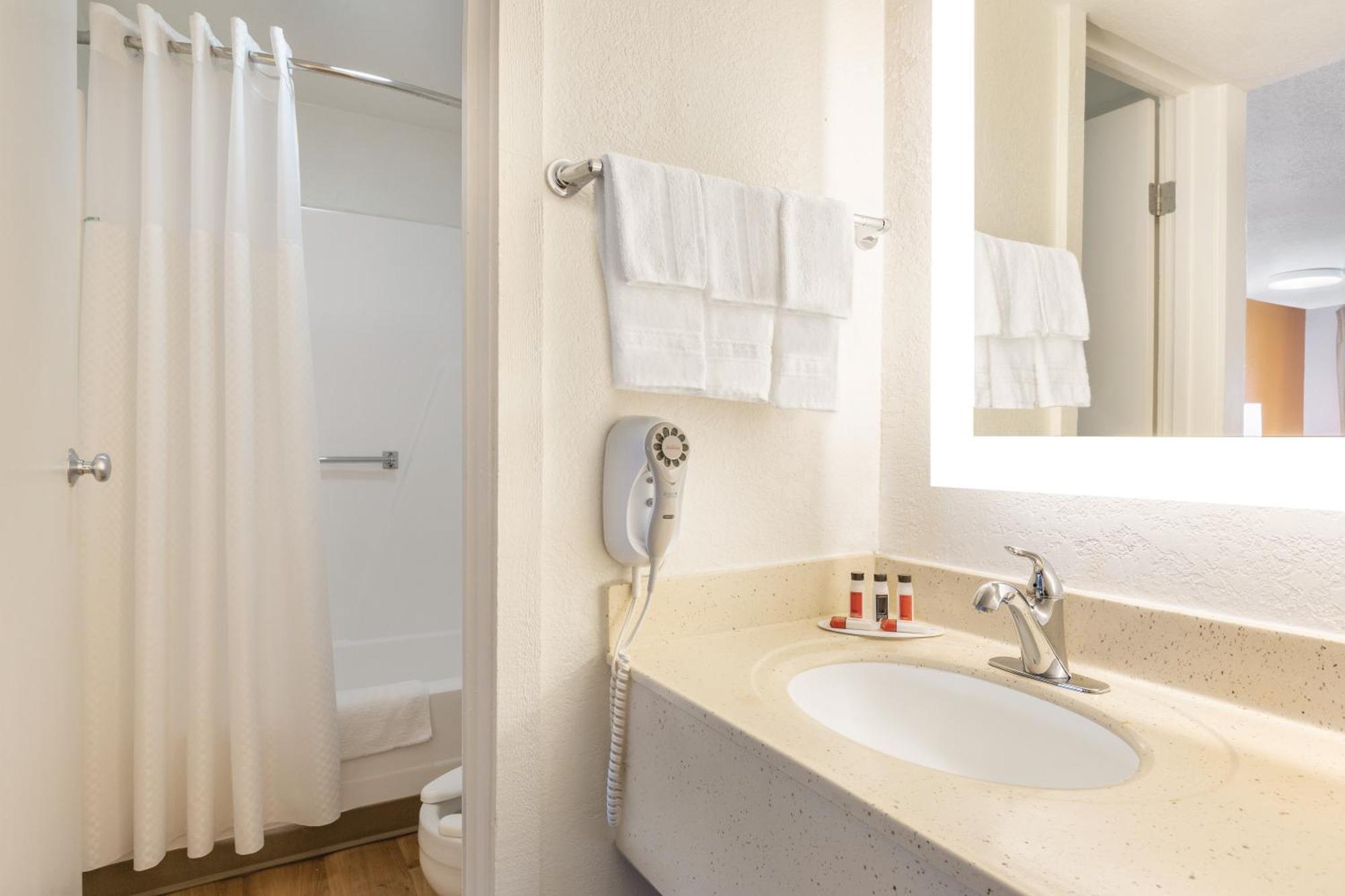 Hotel Howard Johnson By Wyndham 3*